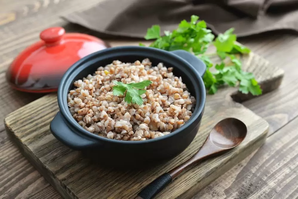 Ang steamed buckwheat mao ang nag-unang produkto sa buckwheat diet