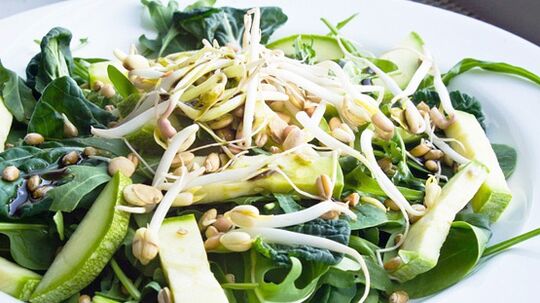 Ang sprouted grains mao ang tinubdan sa mga bitamina sa Japanese diet. 