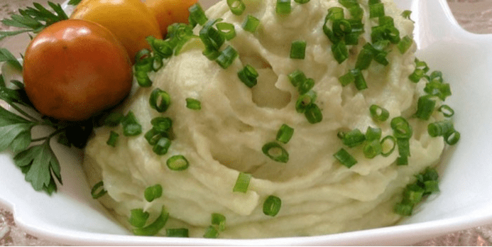 Puree nga hinimo sa kolor nga repolyo nga adunay mga kamatis